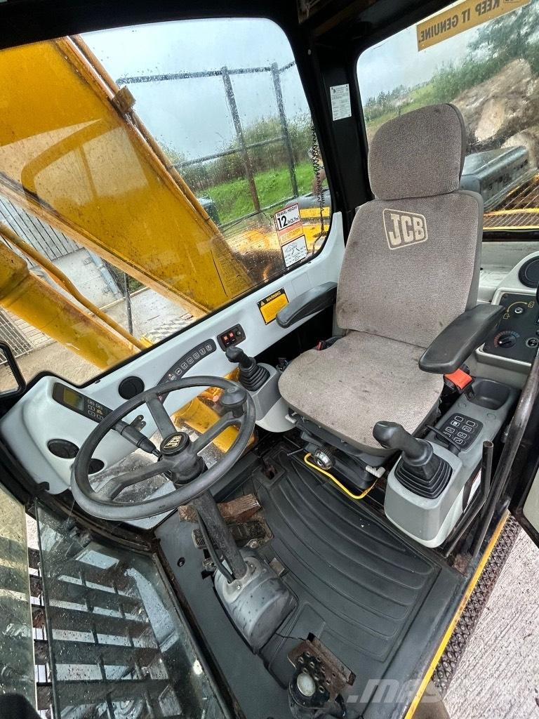 JCB JS 130 W حفارات بعجل
