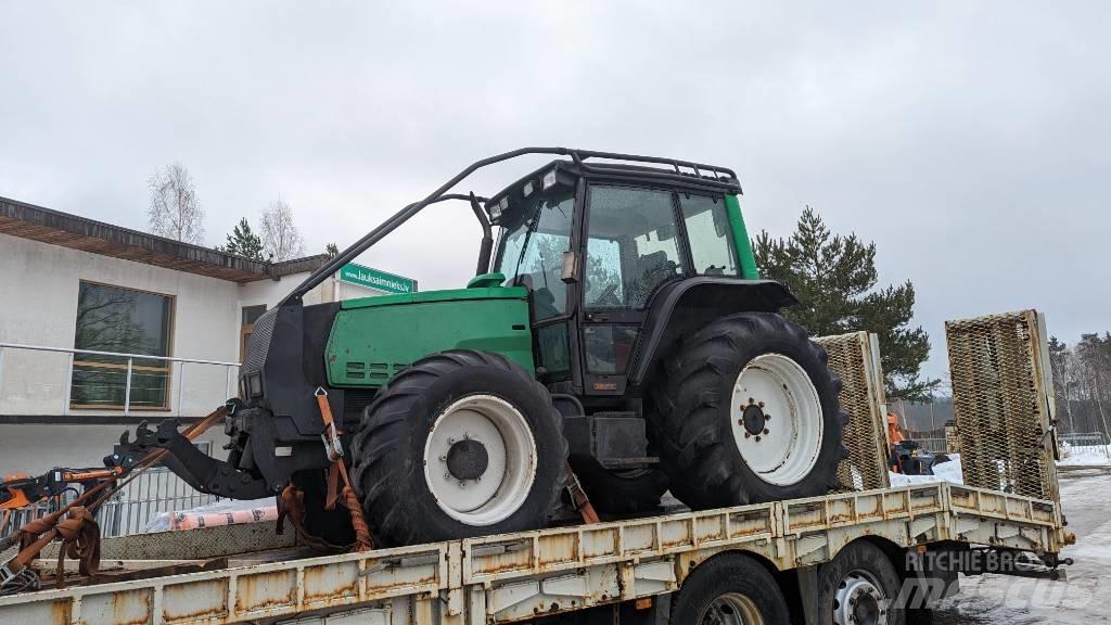 Valtra Loader معدات مناولة لأغراض الزراعة