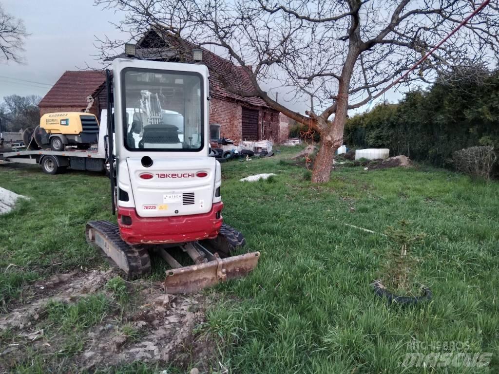 Takeuchi TB 225 حفارات صغيرة أقل من 7 طن (حفارات صغيرة)