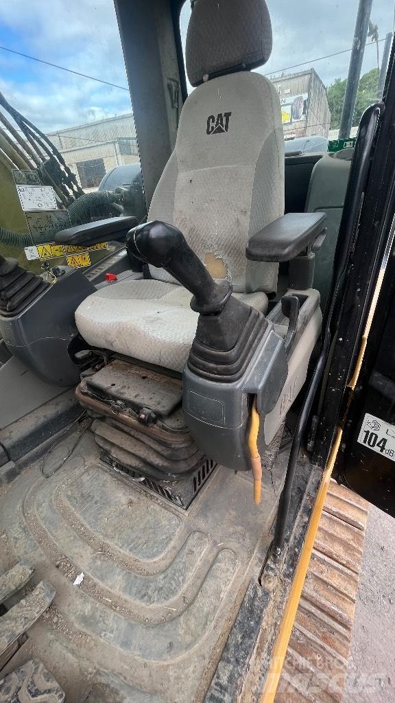 CAT 324 D L حفارات زحافة