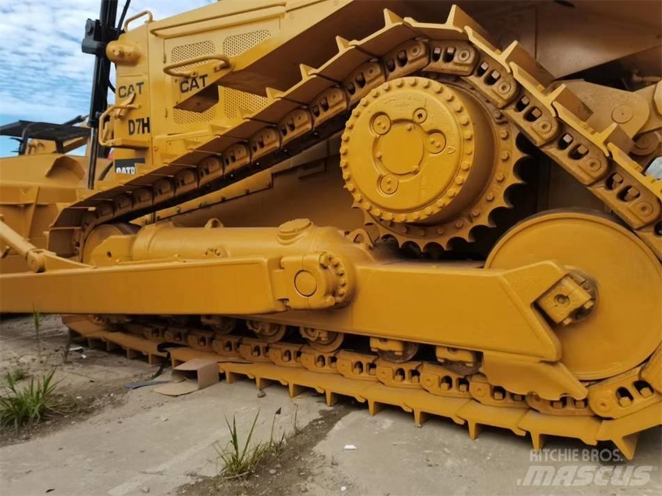 CAT D 7H بلدوزرات مجنزرة