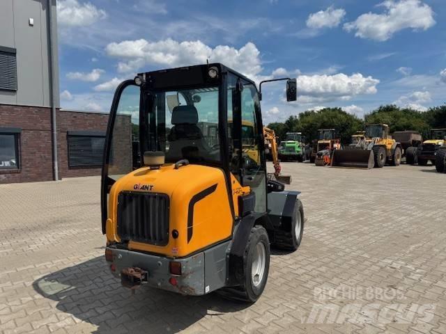 GiANT V 452 X-Tra لوادر بعجل