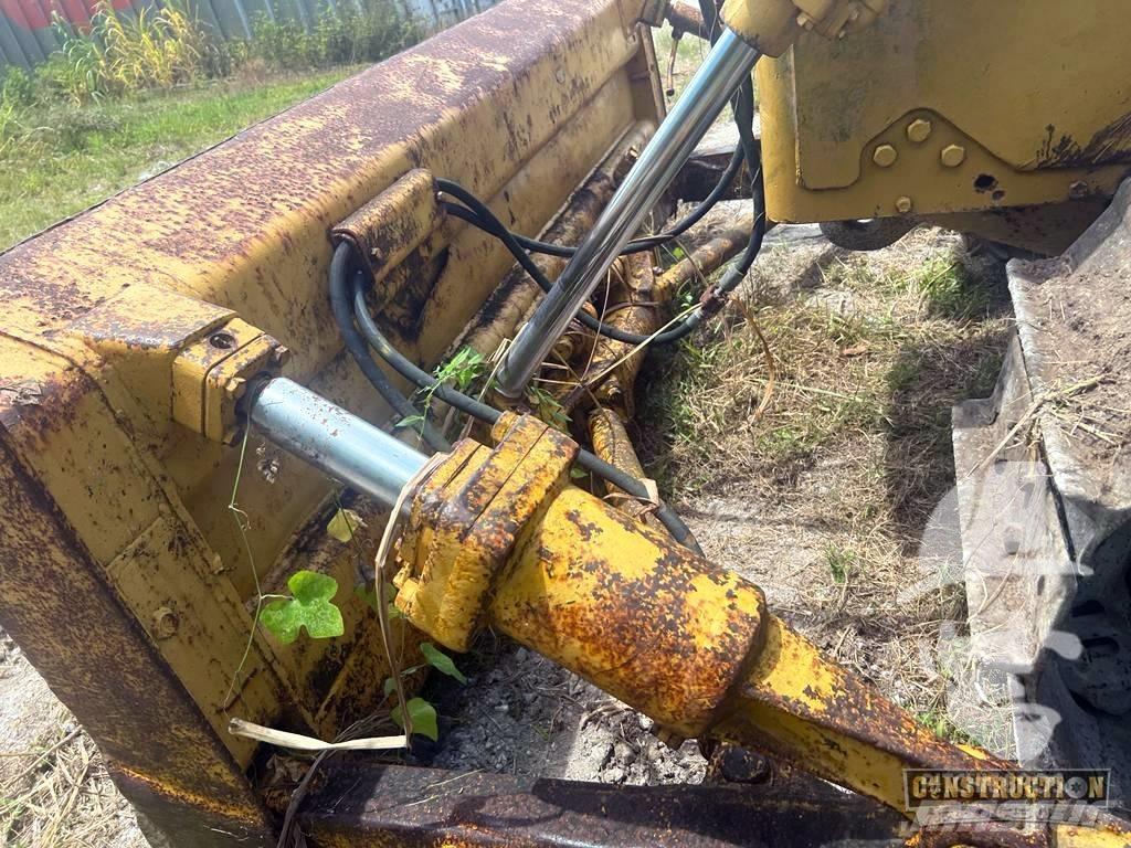 CAT D 6 C بلدوزرات مجنزرة