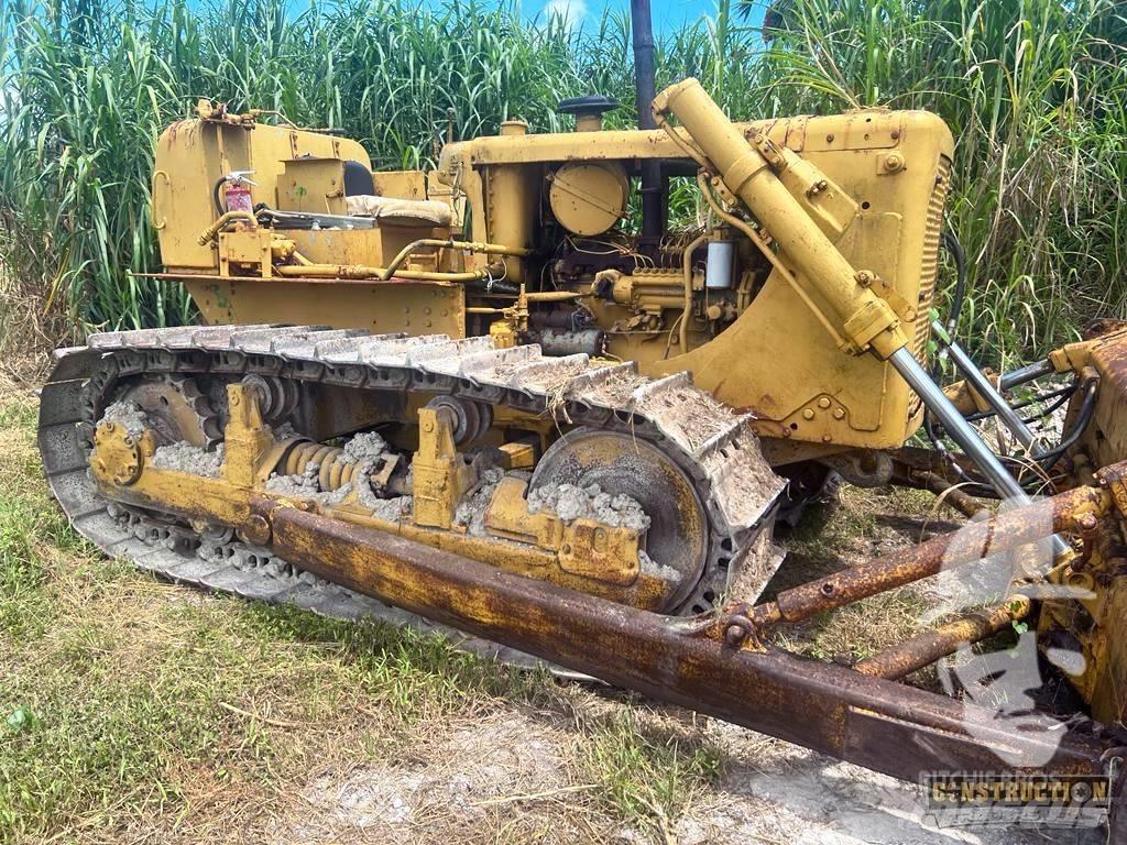 CAT D 6 C بلدوزرات مجنزرة