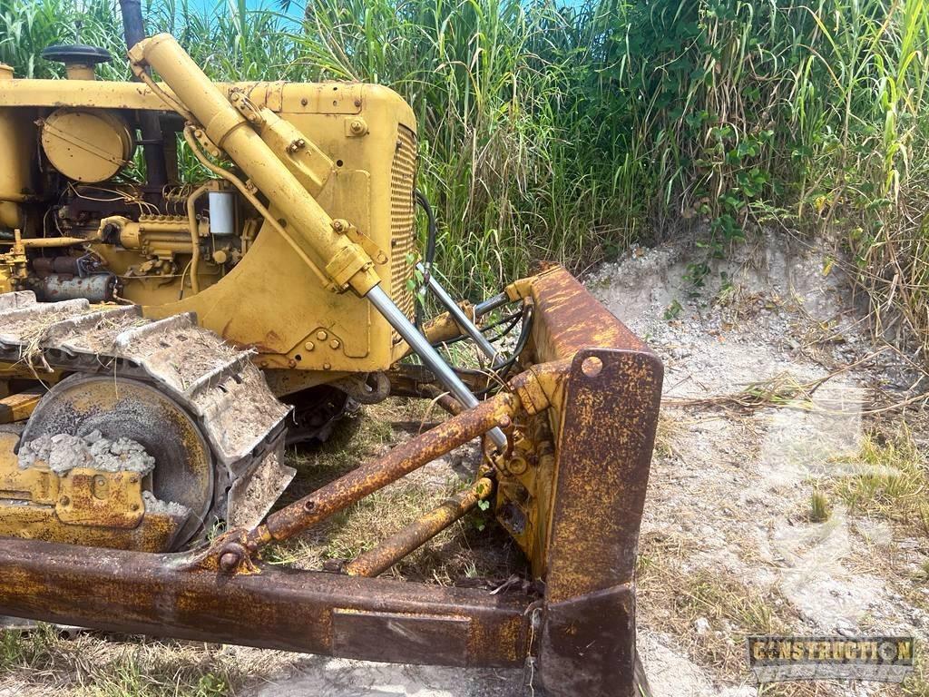 CAT D 6 C بلدوزرات مجنزرة