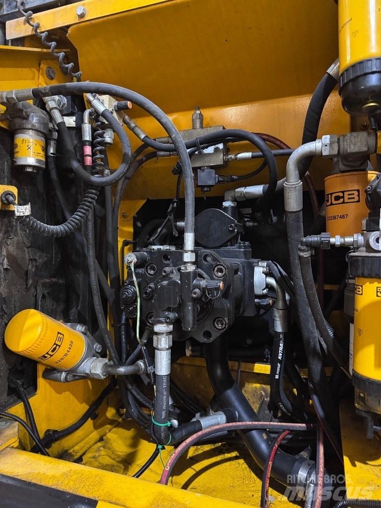 JCB JS 160 W حفارات بعجل