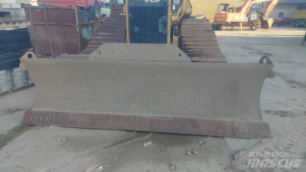 CAT D 4 LGP بلدوزرات مجنزرة