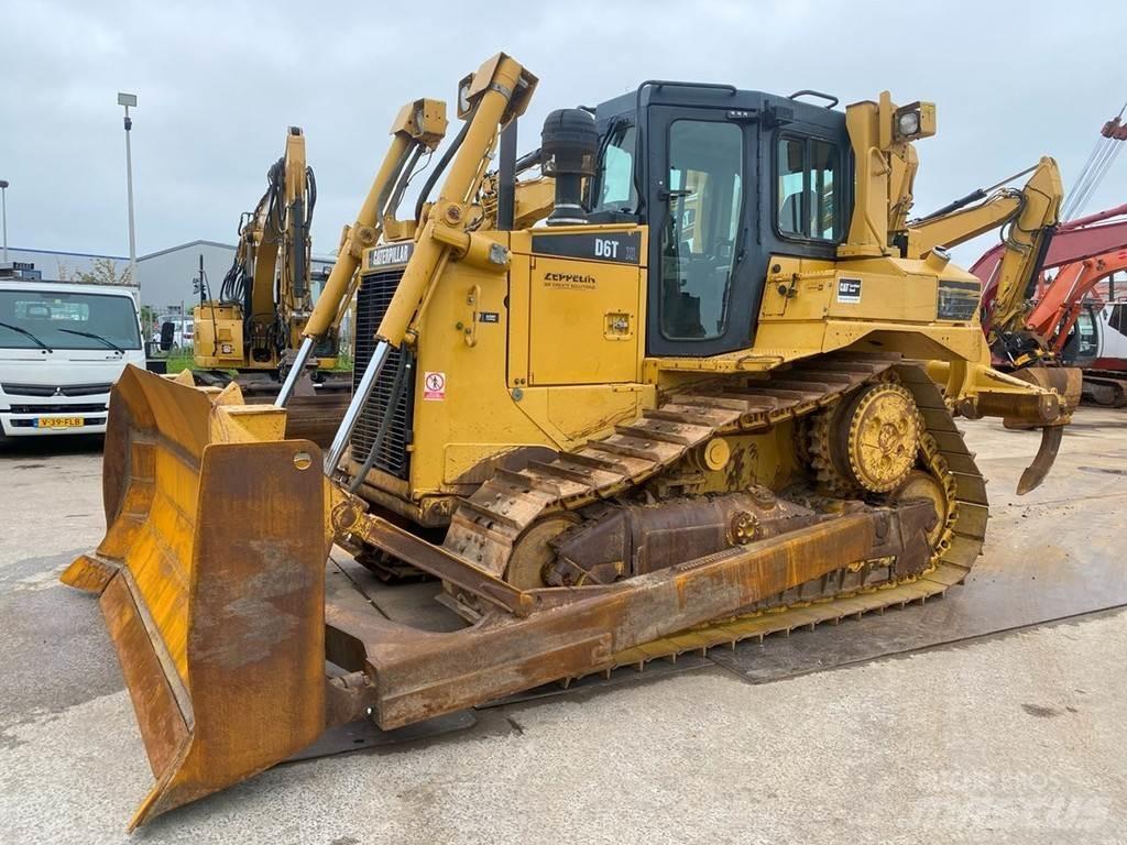 CAT D6T XL NVT بلدوزرات مجنزرة