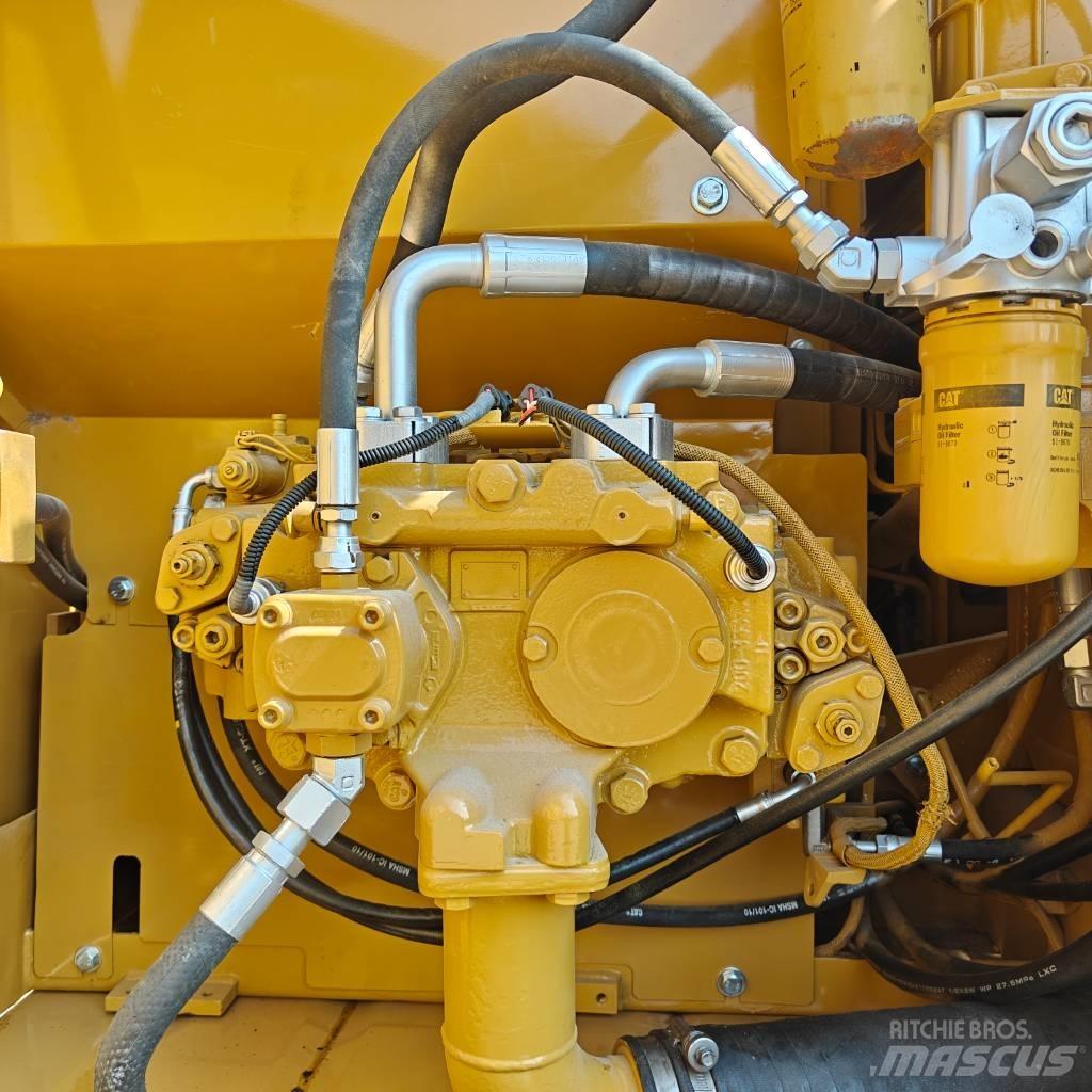 CAT 320D2 حفارات زحافة