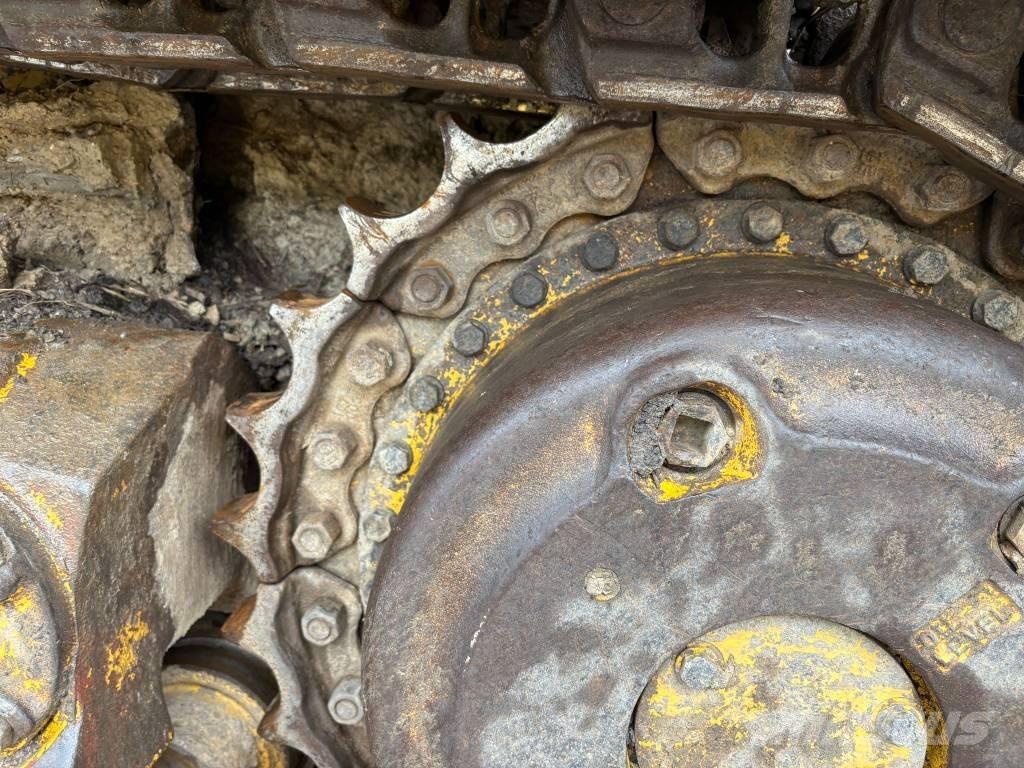 Komatsu D65PX-18 بلدوزرات مجنزرة