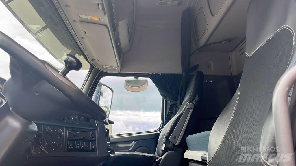 Volvo VOLVO FH 6*2 شاحنات بمقصورة وهيكل