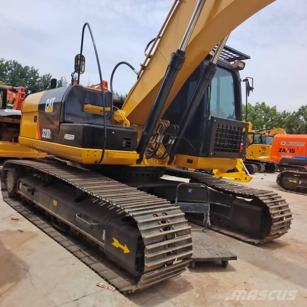 CAT 323 حفارات زحافة