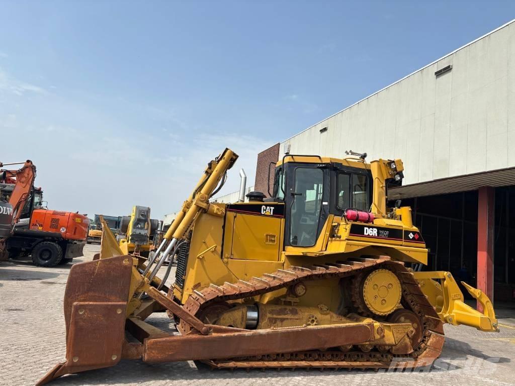 CAT D 6 R XW بلدوزرات مجنزرة