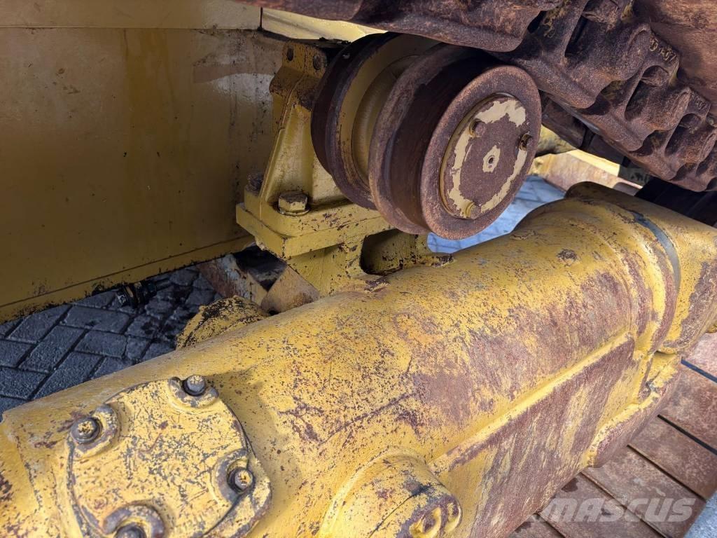 CAT D 6 R XW بلدوزرات مجنزرة