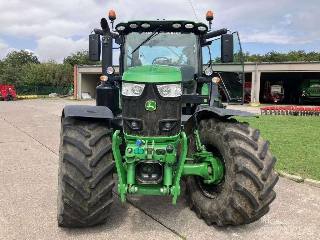 John Deere 6215R الجرارات