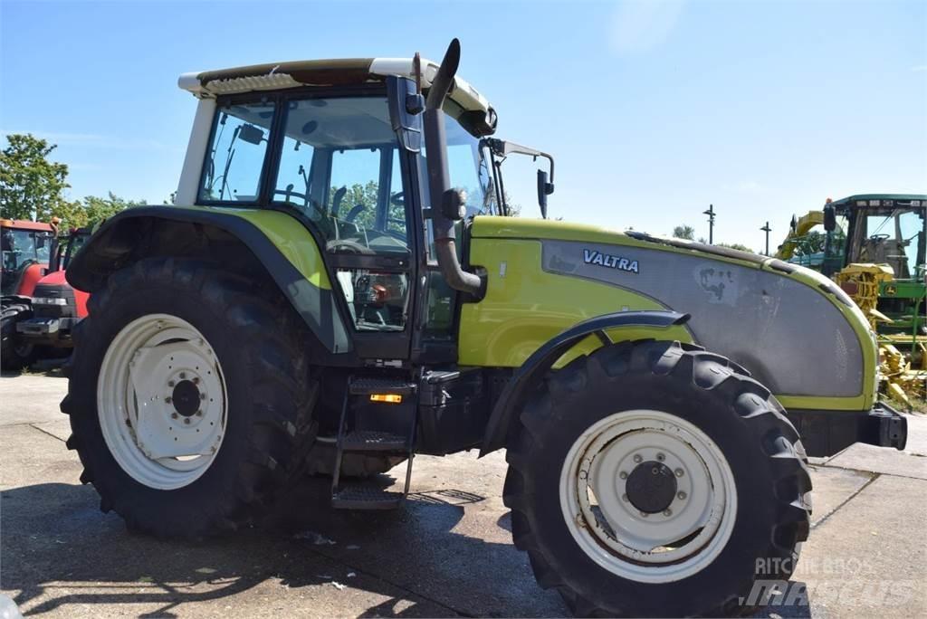 Valtra T120 الجرارات