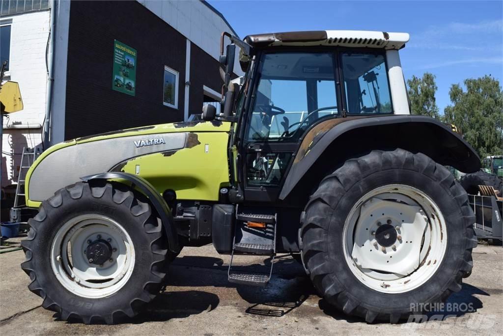 Valtra T120 الجرارات