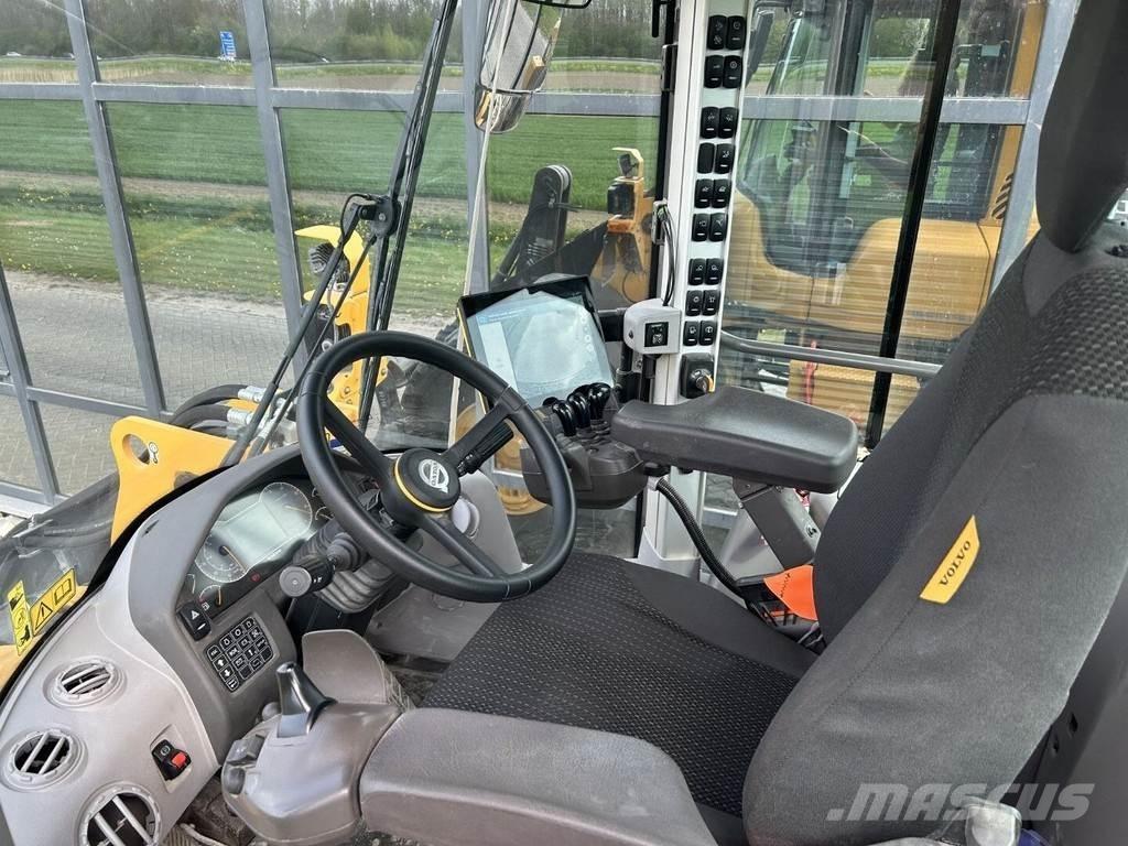 Volvo L110H لوادر بعجل