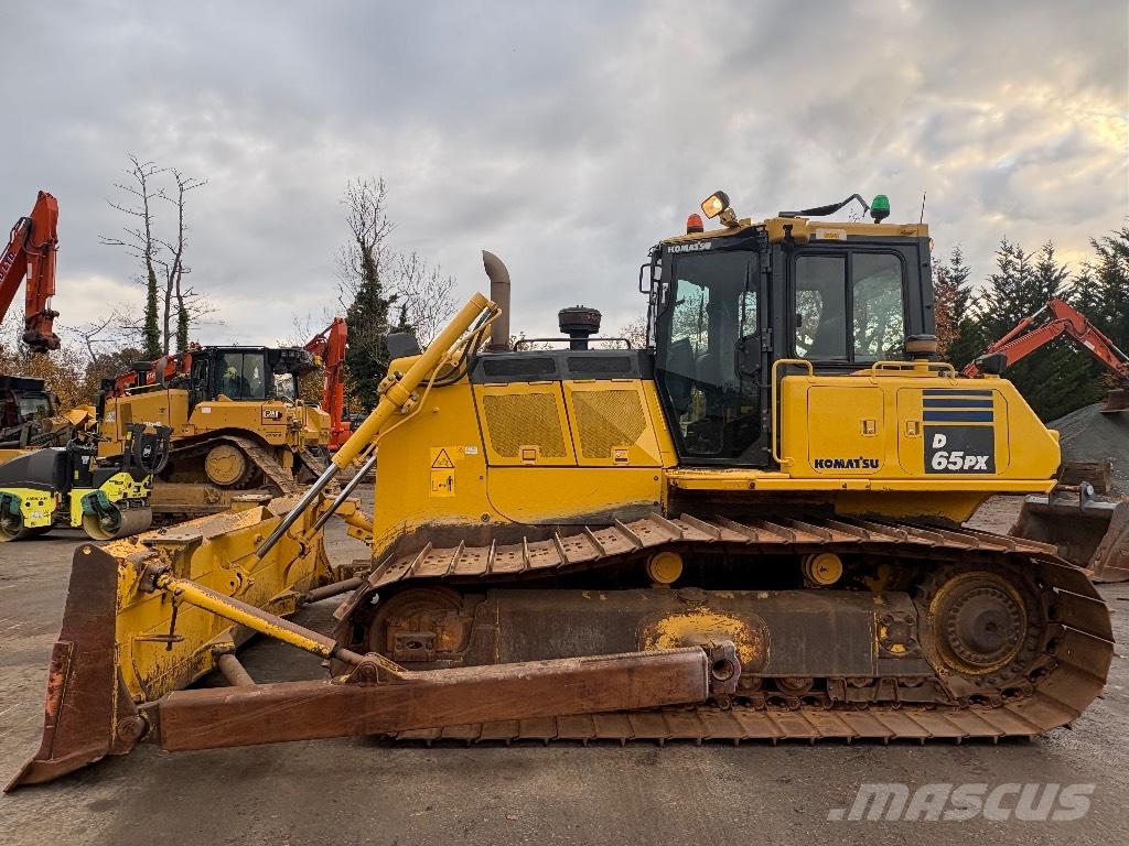 Komatsu D65PX-18 بلدوزرات مجنزرة