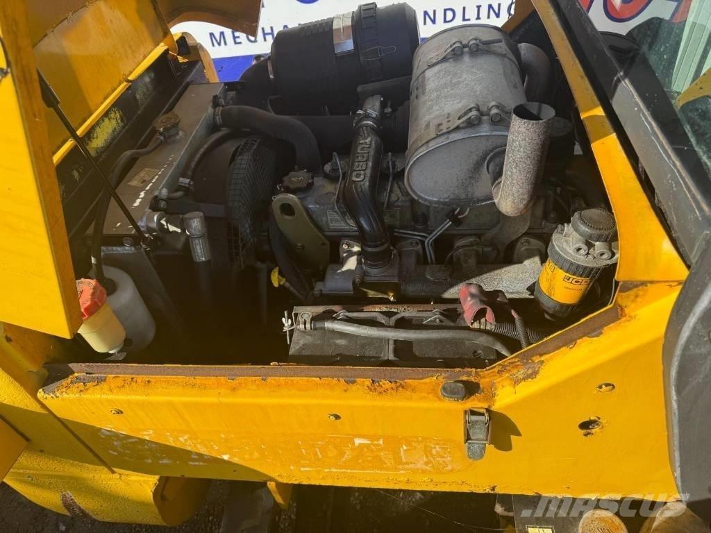 JCB 926 شاحنات الطرق الوعرة