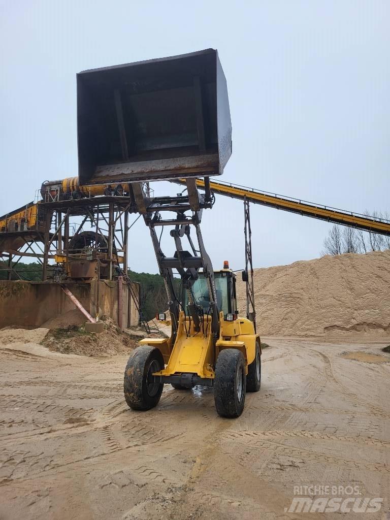 Volvo L 40 B لوادر صغيرة