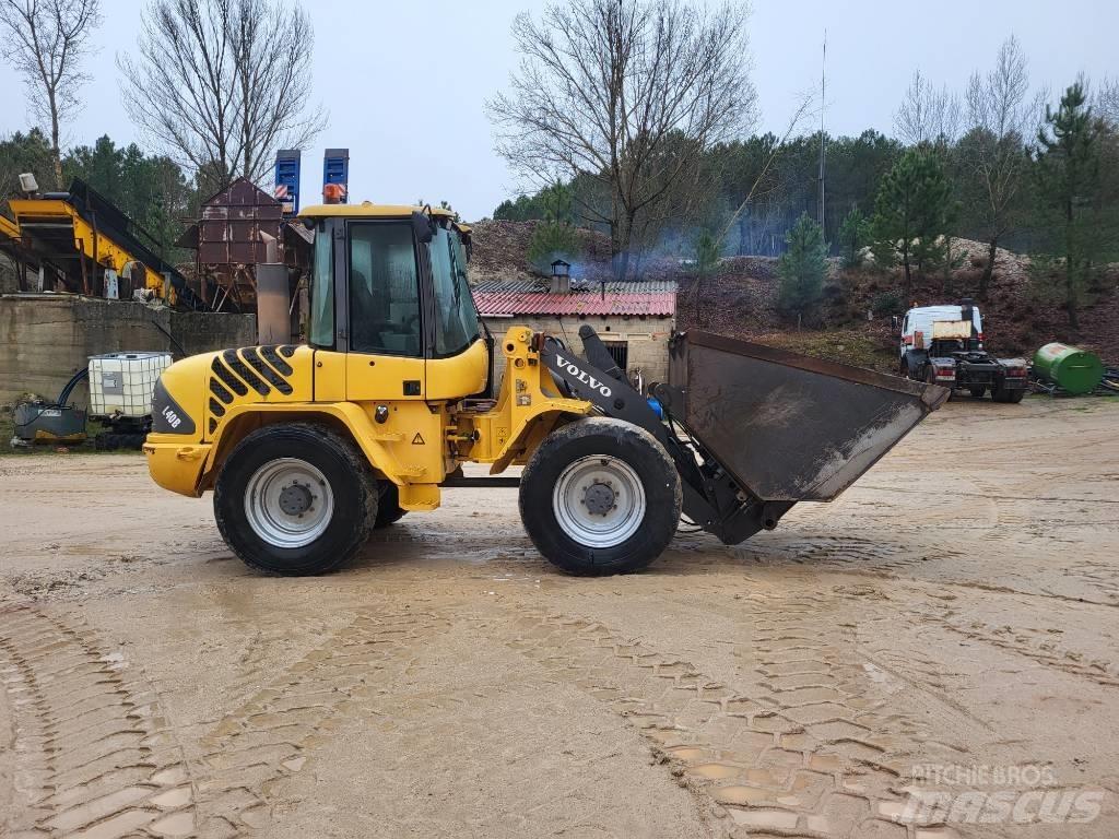 Volvo L 40 B لوادر صغيرة