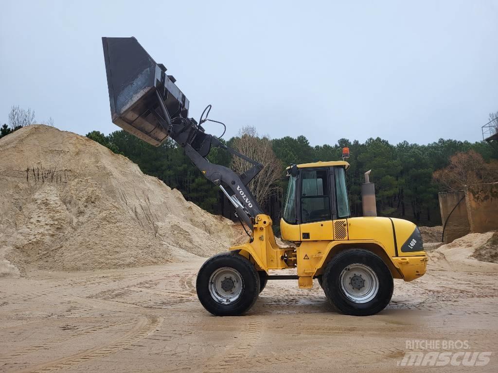 Volvo L 40 B لوادر صغيرة