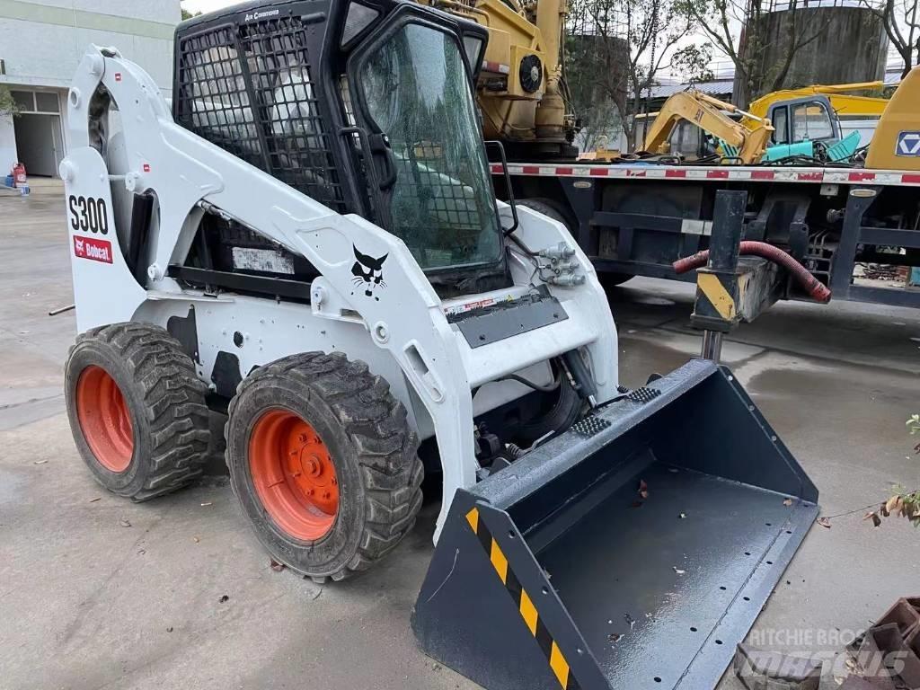 Bobcat S 300 لوادر انزلاقية التوجيه