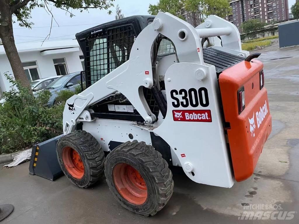 Bobcat S 300 لوادر انزلاقية التوجيه