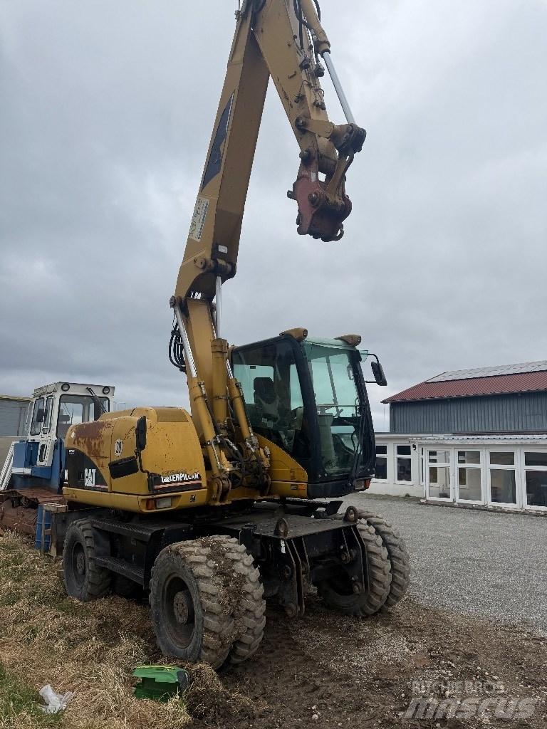 CAT M 313 C حفارات بعجل