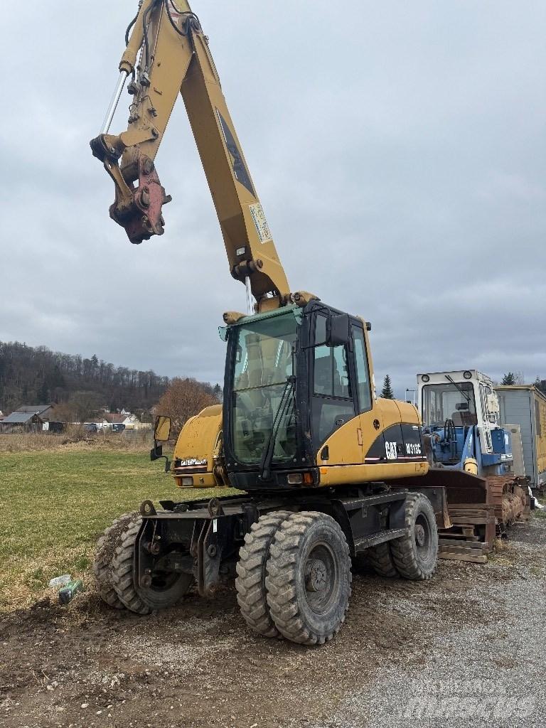 CAT M 313 C حفارات بعجل