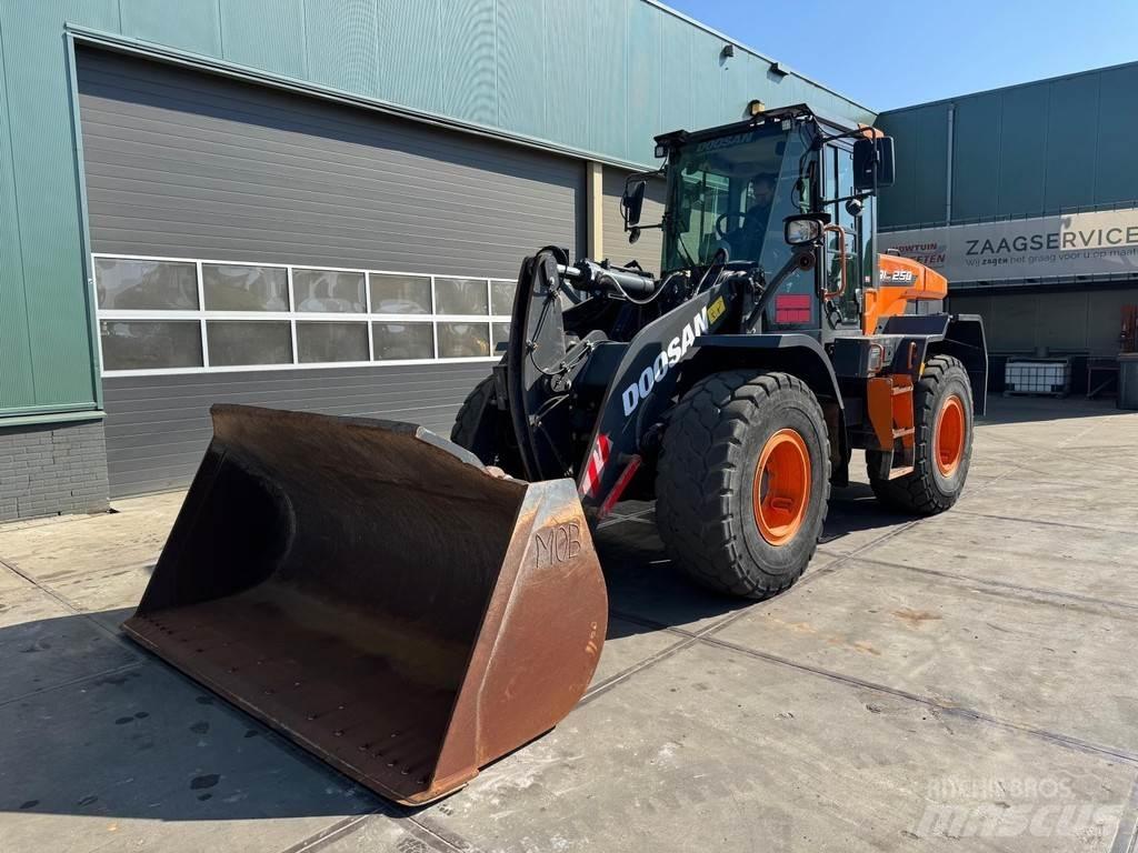 Doosan DL250-7 لوادر بعجل
