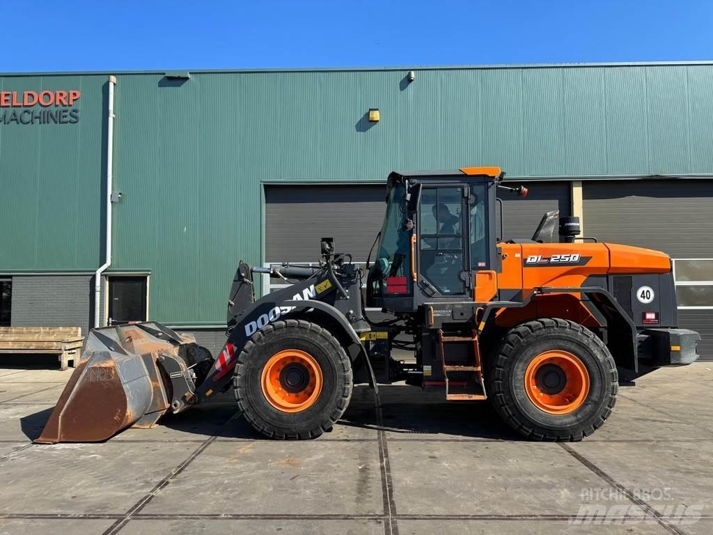 Doosan DL250-7 لوادر بعجل
