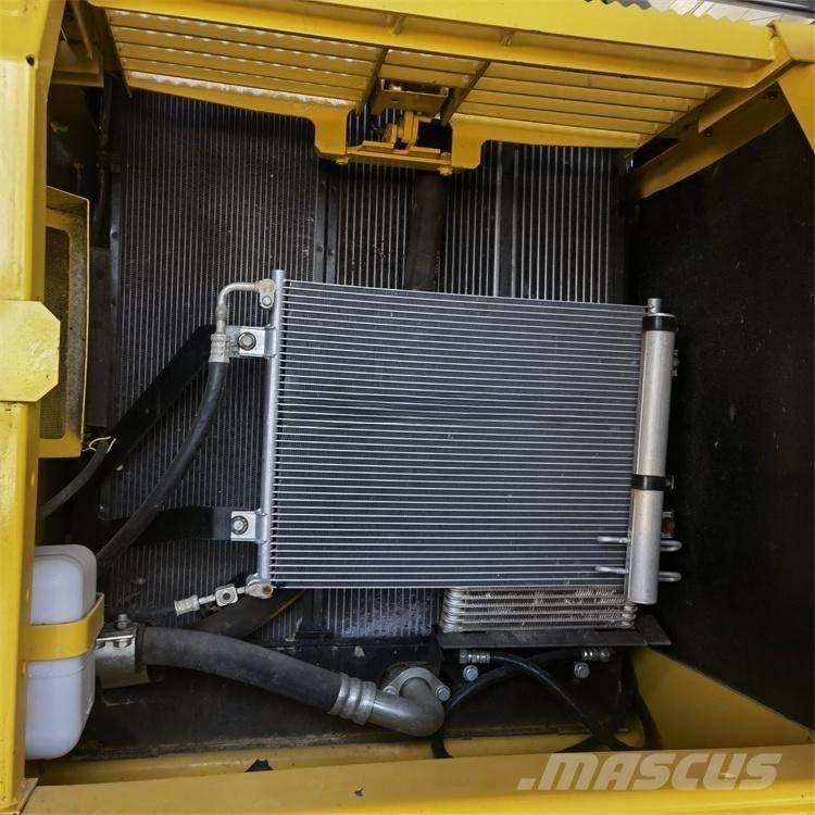 Komatsu PC200-8 حفارات زحافة