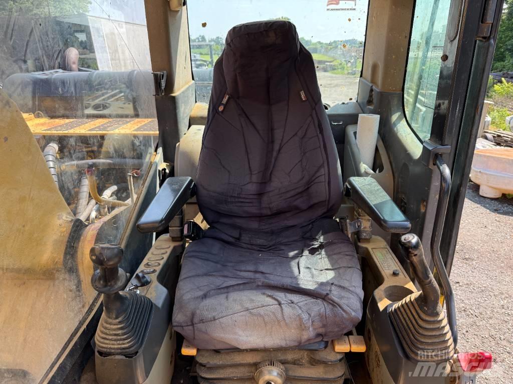 Komatsu PC 200 LC-8 حفارات زحافة