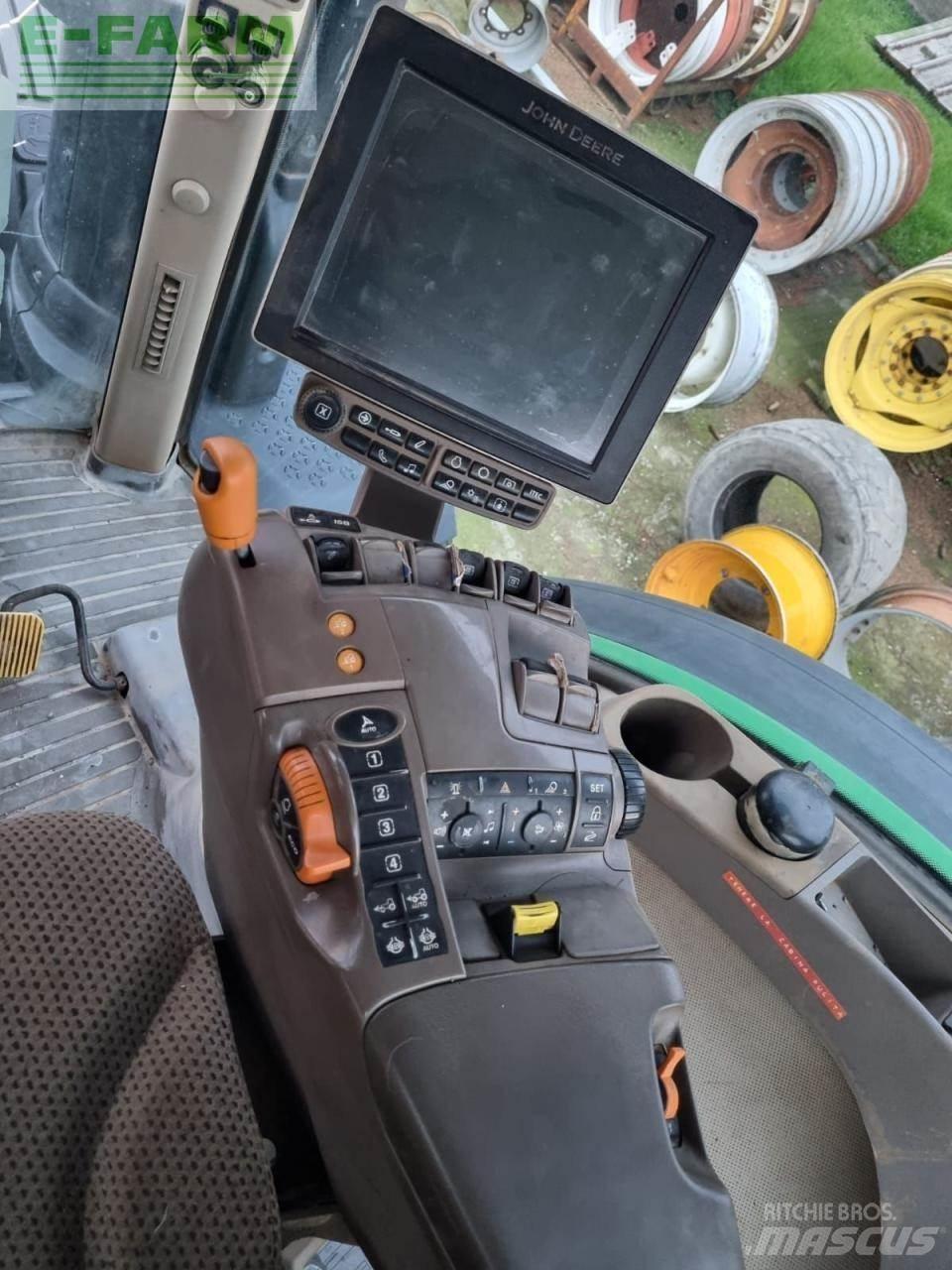John Deere 8245 R الجرارات