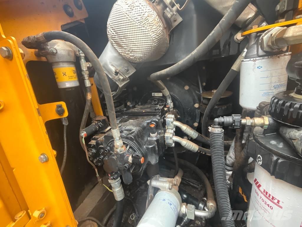 JCB JS 130 LC حفارات زحافة