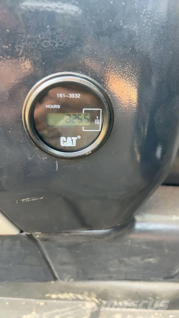 CAT 325 D حفارات زحافة