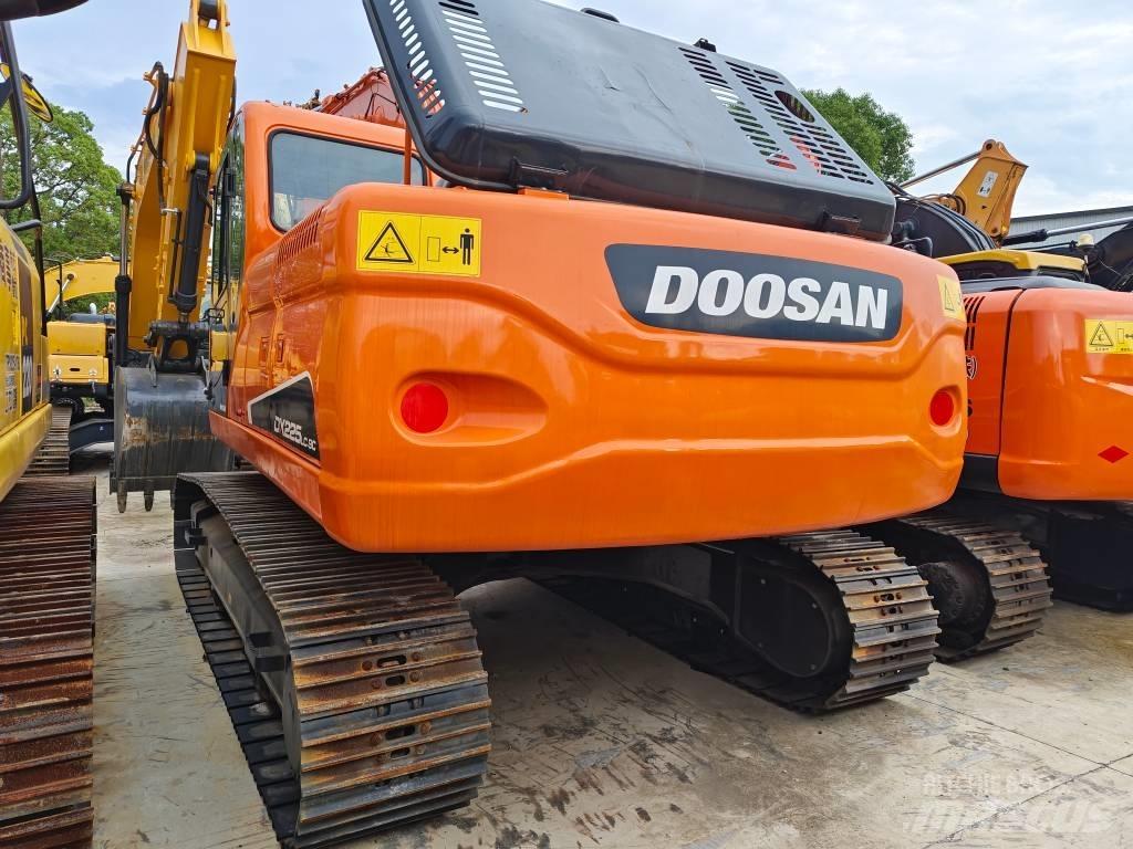 Doosan 225 LC حفارات زحافة