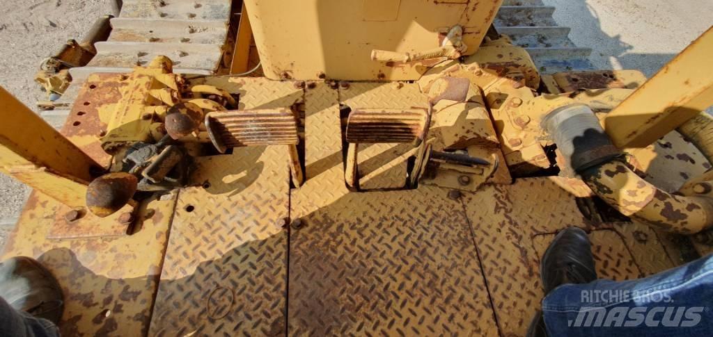 CAT D 7 E بلدوزرات مجنزرة