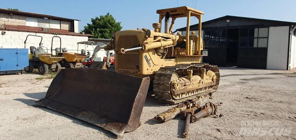 CAT D 7 E بلدوزرات مجنزرة