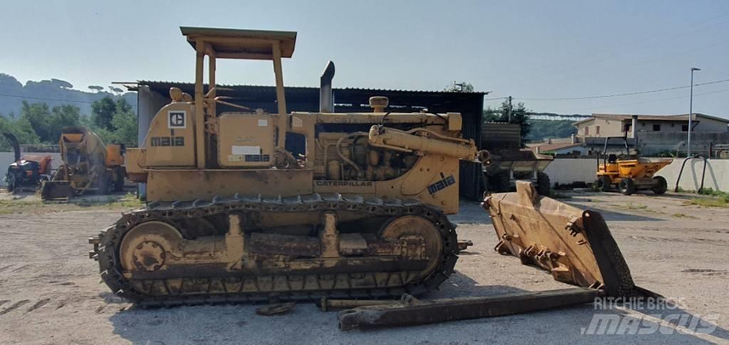 CAT D 7 E بلدوزرات مجنزرة
