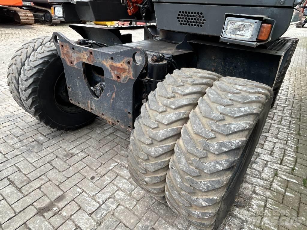 Hitachi ZX 140 W حفارات بعجل