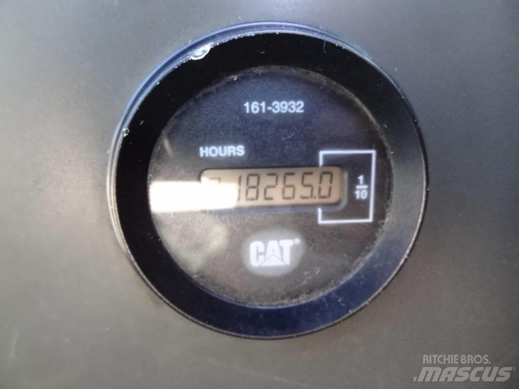 CAT 324 D L حفارات زحافة