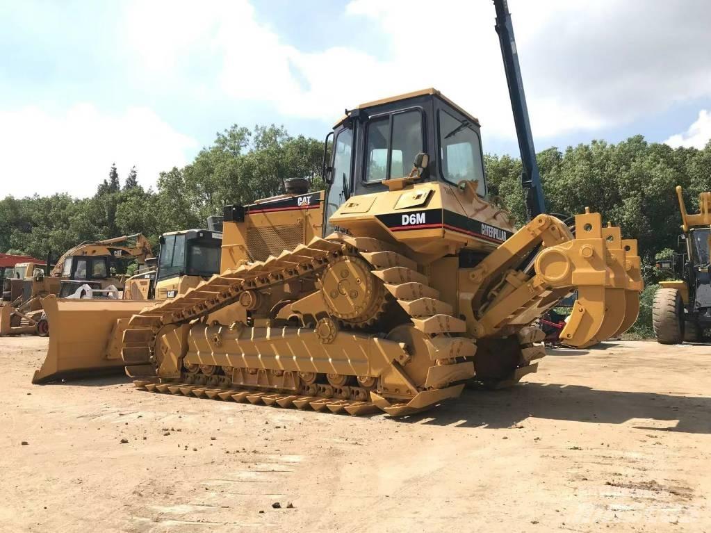 CAT D 6 G بلدوزرات مجنزرة