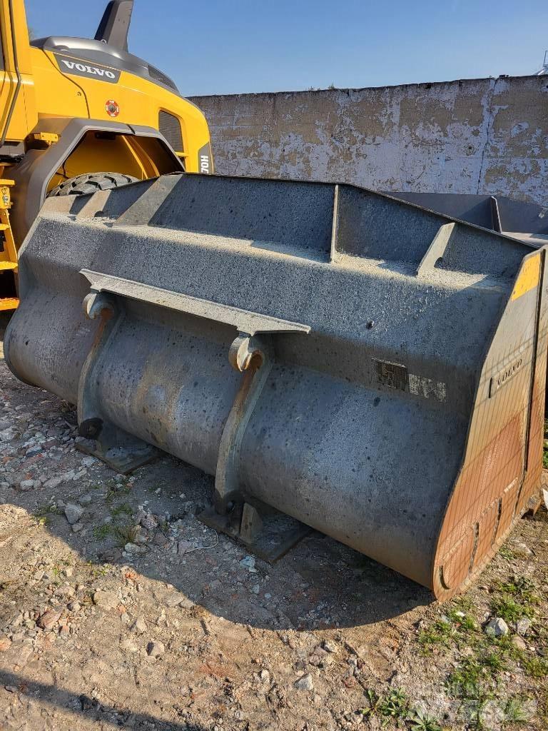 Volvo L 120 H لوادر بعجل