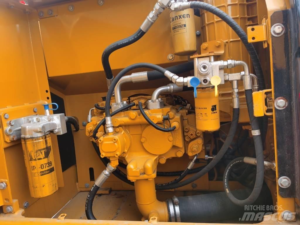 CAT 320 D2 حفارات زحافة