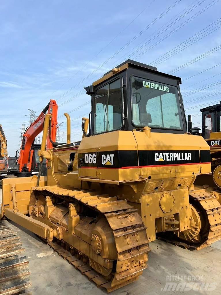 CAT D 6 G بلدوزرات مجنزرة