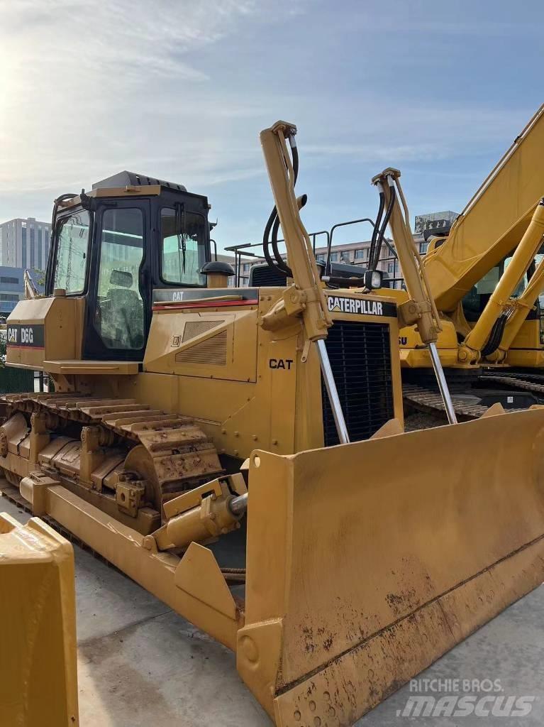 CAT D 6 G بلدوزرات مجنزرة