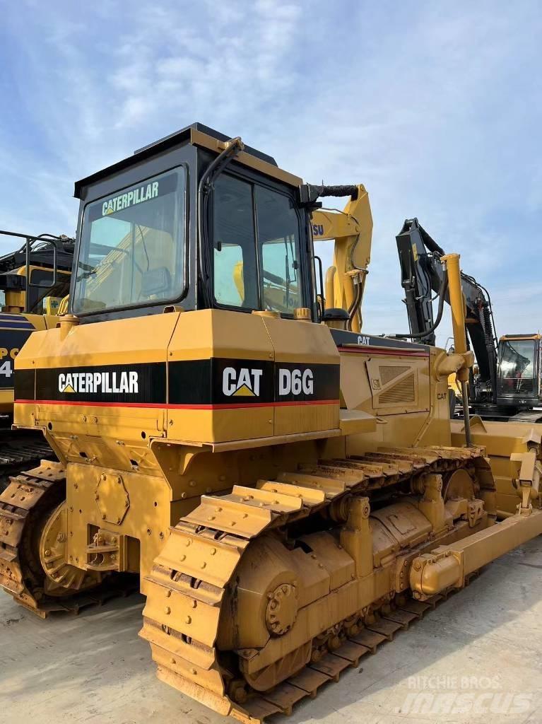 CAT D 6 G بلدوزرات مجنزرة